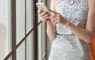 女性がクチコミしている