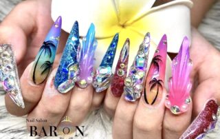 夏祭りや浴衣にも合わせやすいBARONのカラフルなロングネイル施術例