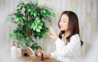 ネイルを見る女性