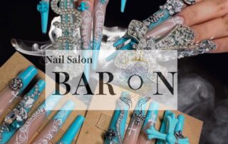 BARONのブルーとシルバーパーツを使ったロング推し活ネイル施術例