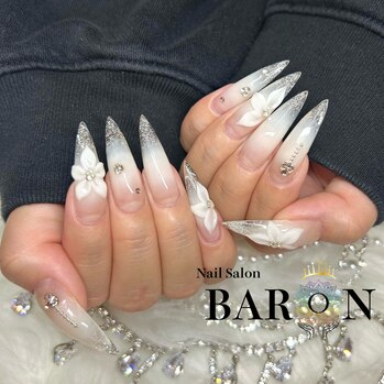 BARON新宿店SUMIRE(F)の白いチークとクリアの先端、立体的な花を合わせたネイル