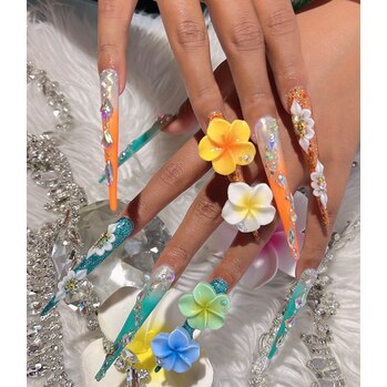 BARON心斎橋店NOZOMIのオレンジ・グリーンの先端とカラフルな立体の花を合わせたネイル
