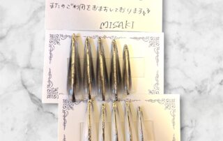 クリアベースに黒とゴールドの縦ラインを組み合わせたBARONのロング現品ネイルチップ10本