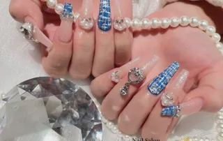 青と白のツイード柄に透け感のある淡いピンクと銀色の装飾を合わせたロングネイル