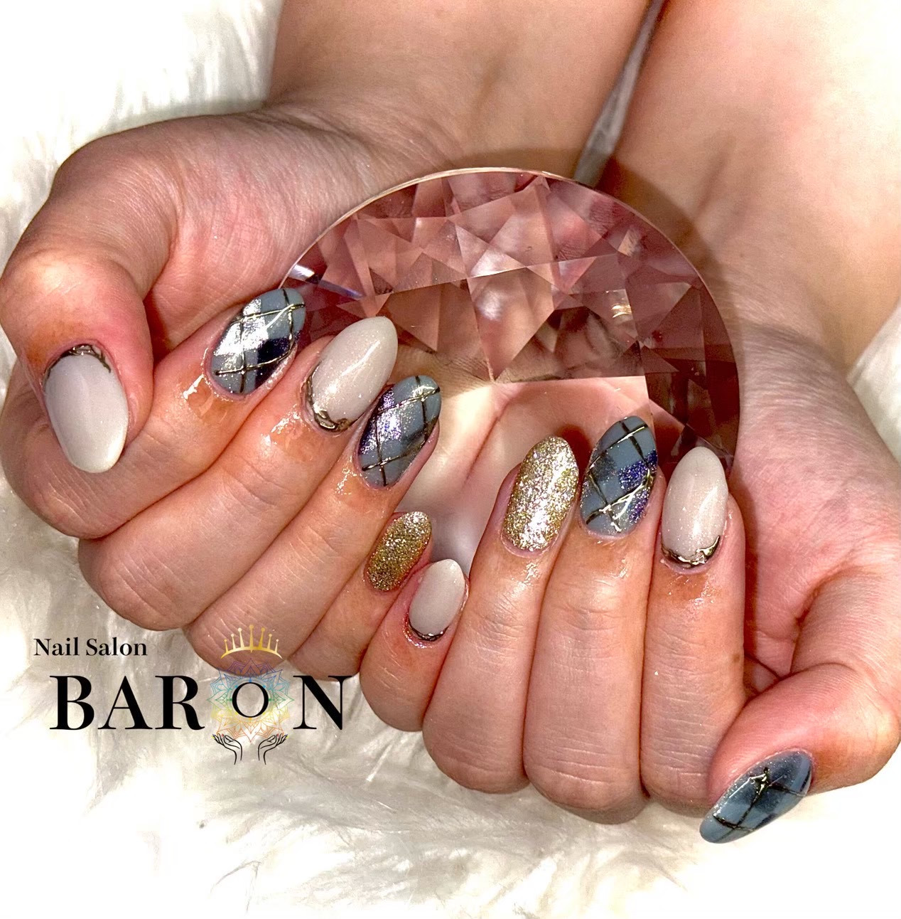 グレーのアーガイルに細い金色のライン、乳白色とゴールドラメを組み合わせたBARONのジェルネイル
