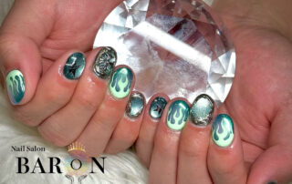 グリーンの光沢にライム色の炎、星、銀色の縁取りを組み合わせたBARONのフレイムネイル