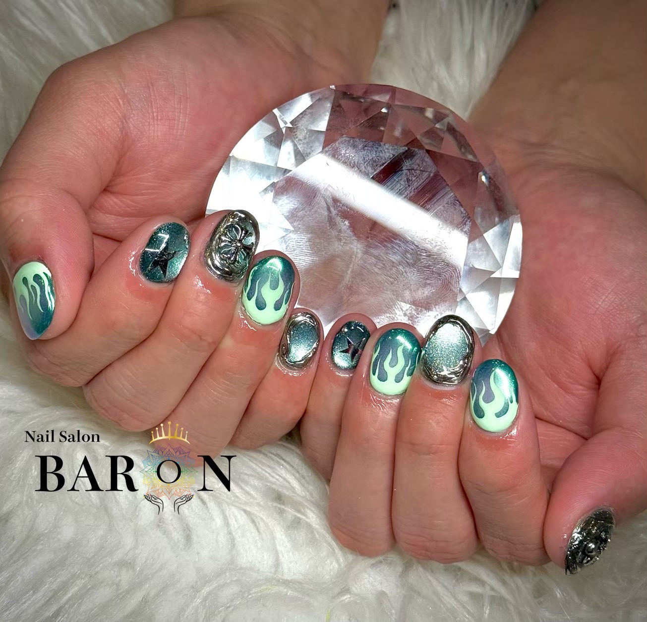 グリーンの光沢にライム色の炎、星、銀色の縁取りを組み合わせたBARONのフレイムネイル