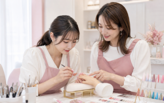 ネイル技術を練習しながら先輩から指導を受ける女性ネイリストのイメージ