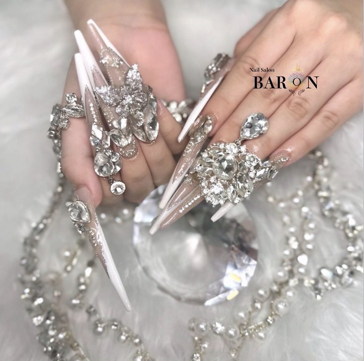 透け感のある尖ったロングに白いライン、蝶や大粒のビジューと揺れる装飾を合わせたBARON町田店の掲載デザイン
