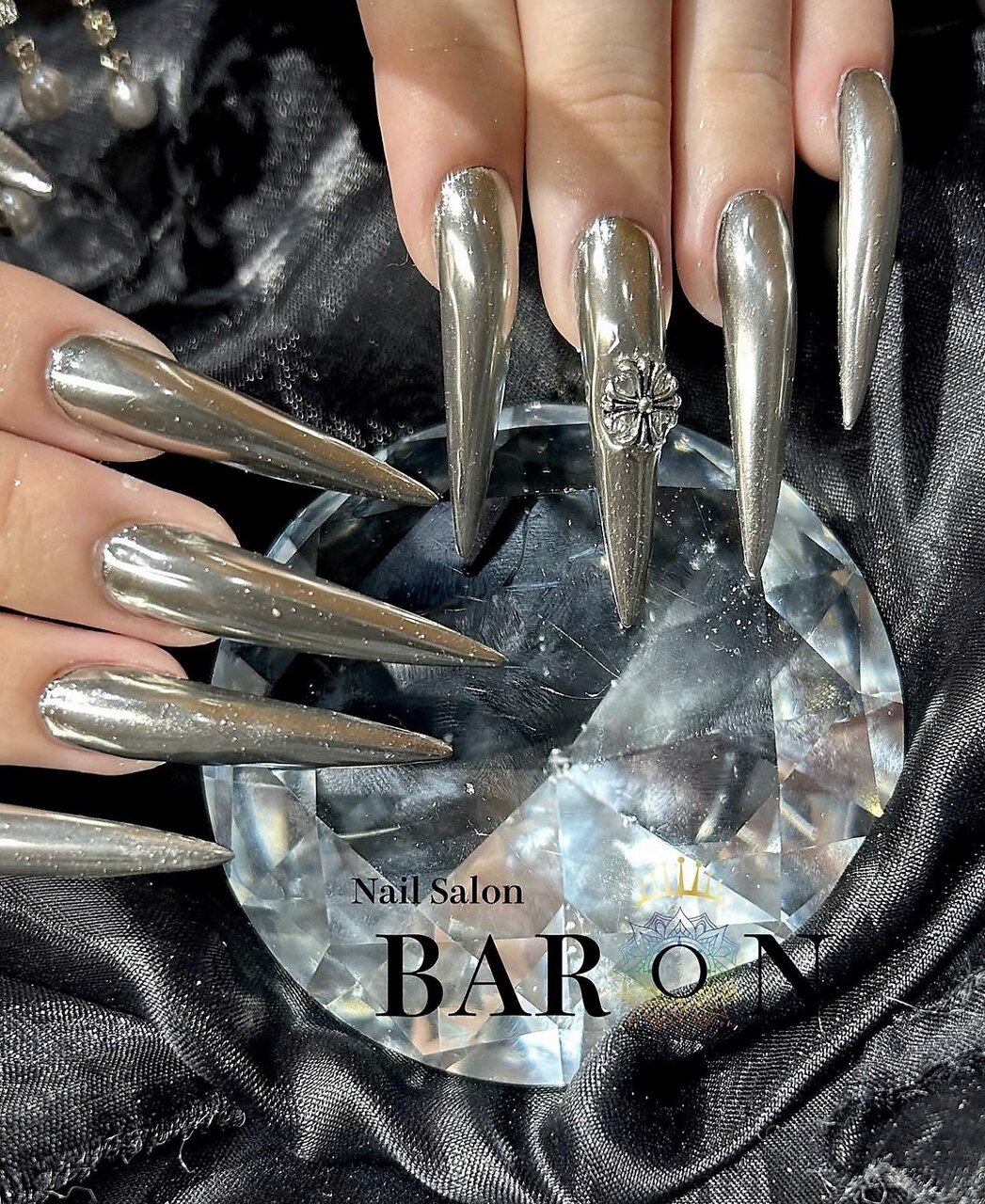 BARON町田店の全面シルバーミラーのロングネイル。鋭い先端と一部の立体パーツを合わせたデザイン