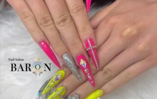 ネオンピンクとイエローにシルバーラメとクロス装飾を合わせたBARON新宿店掲載ロングネイル