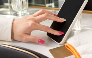 ロングネイルでスマートフォンを操作する女性の手元