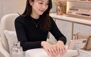 長時間のネイル施術前に飲み物とスマホを準備する女性